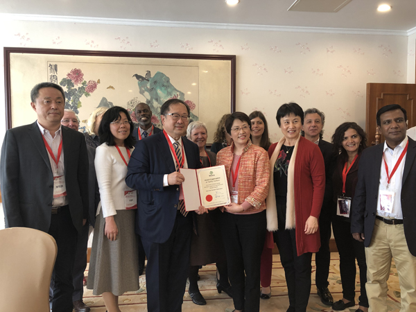 01颁证合影（前排右三为顾静文主任）.jpg
