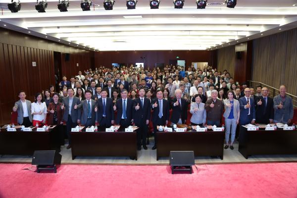 7各位领导、专家、来宾一同为本中心点赞.jpg