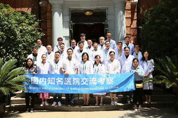 “名院之旅”考察团到访华山医院2_副本.jpg