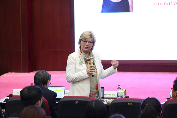 15618058024696.jpg 6Charlotte Haug博士主持主题发言_副本.jpg
