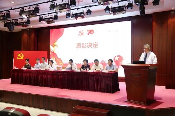 15628242951286.jpg 2邹和建书记宣读表彰决定和名单.jpg