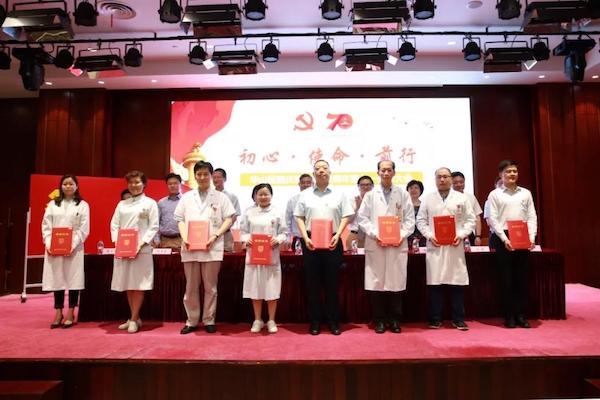 15628244168167.jpg 4为先进党支部颁奖.jpg