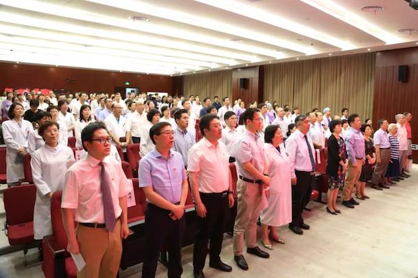 15628246521415.jpg 15高唱《国际歌》.jpg
