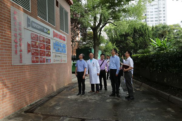 15635252361042.jpg 上海市卫生健康委邬惊雷主任对华山医院的垃圾分类工作表示满意2_副本.jpg