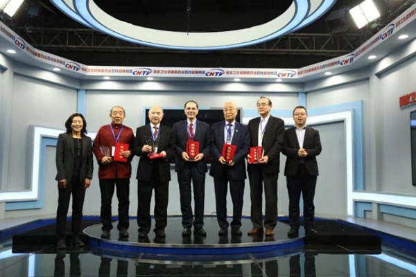 15722256022222.jpg 国家卫健委医政医管局副局长邢若齐与健康卫士-2019终身成就奖获奖者合影_副本.jpg