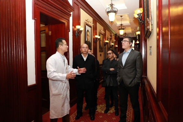 15765654711178.jpg 3马昕副院长引导西藏客人参观红会老楼_副本.jpg