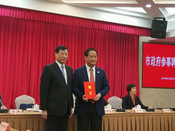 15777156856745.jpg 上海市委副书记、市长应勇为陈世益教授颁发聘书_副本.jpg
