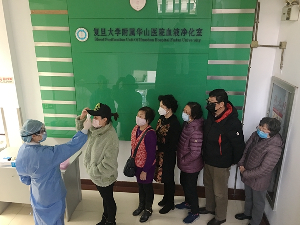 15808661258238.jpg 图1 发热预检,血透患者及家属排队测体温.jpg