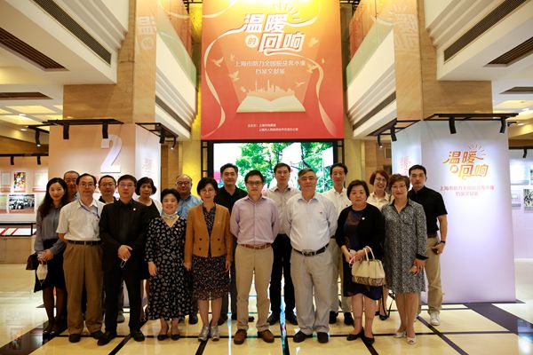 精准扶贫合影 无口罩_副本.jpg