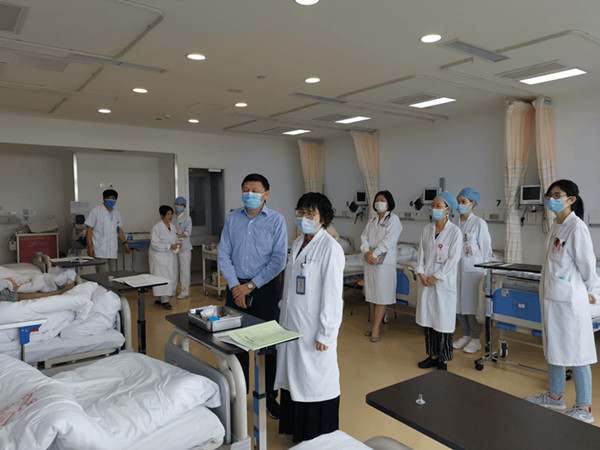 上海市科委曹宏明处长到现场关心受试者_副本.jpg