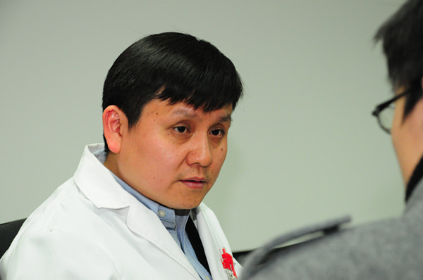 张文宏教授帅照-白大衣3_副本.jpg