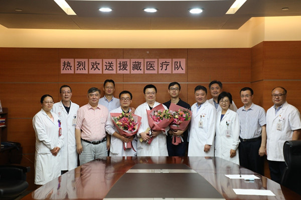 华山医院第八批支援西藏洛隆县人民医院医疗队出征_副本.jpg