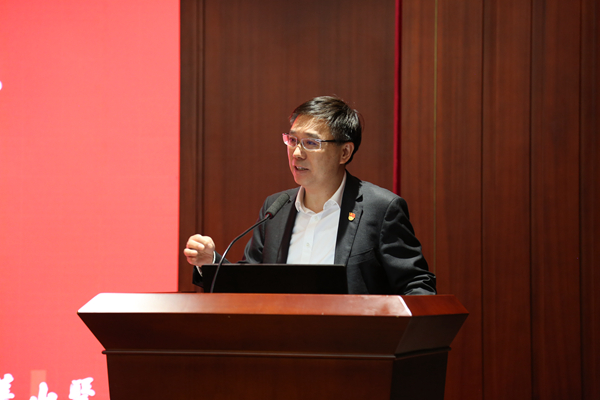 4靳院长主持.jpg