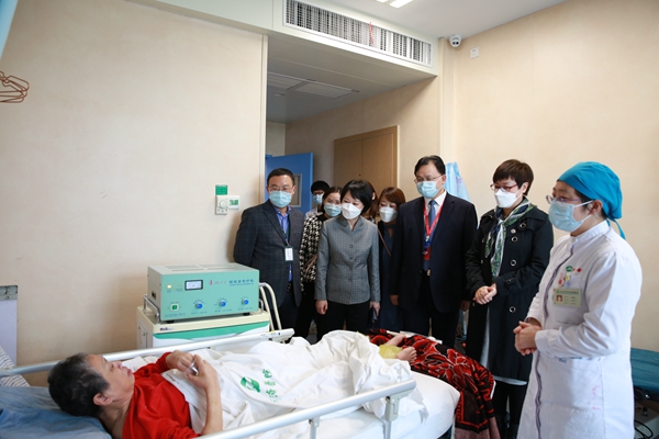 看望接受康复治疗的患者.jpg