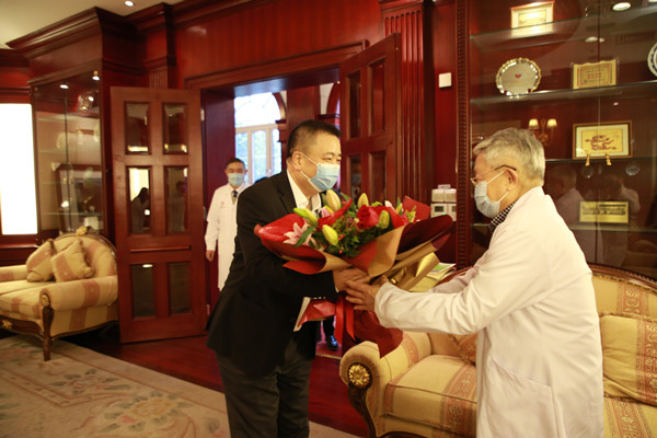 16127517875913.jpg 8金校长慰问周院士_副本.jpg