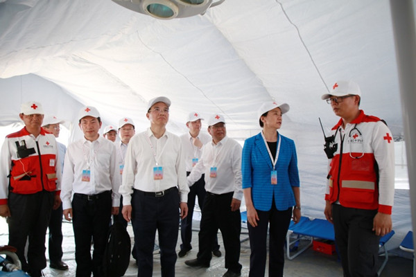 4 梁惠玲书记等领导参观野战医院_副本.jpg
