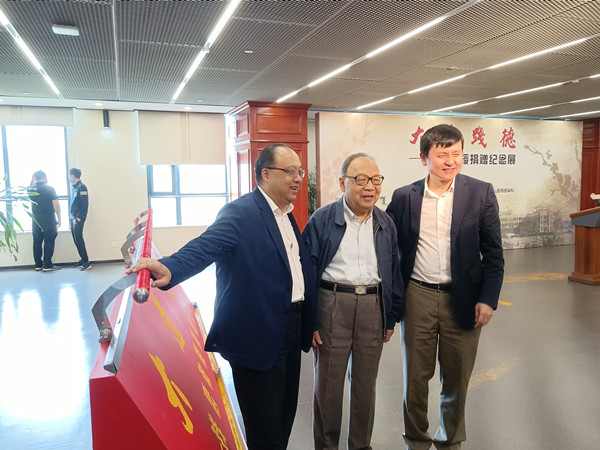 16226084476687.jpg 8董为伟、董强父子与张文宏_副本.jpg