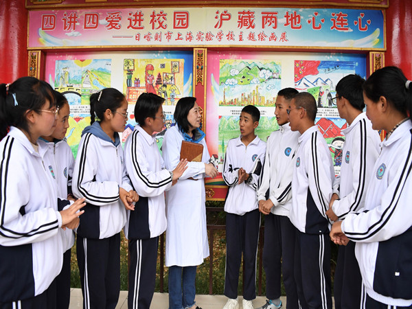 16227353036700.jpg 9李谦给实验学校的学生普及传染病知识_副本.jpg