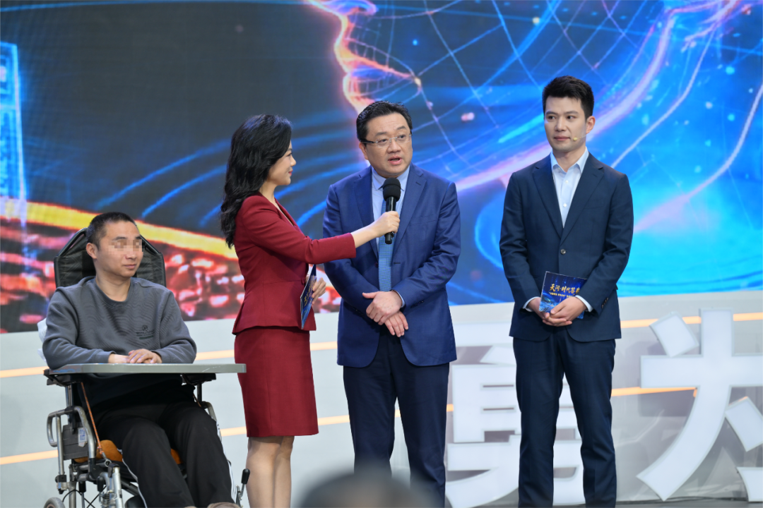 帮助截瘫患者重获运动功能，华山神外脑机接口团队在上海先进事迹报告会分享创新故事