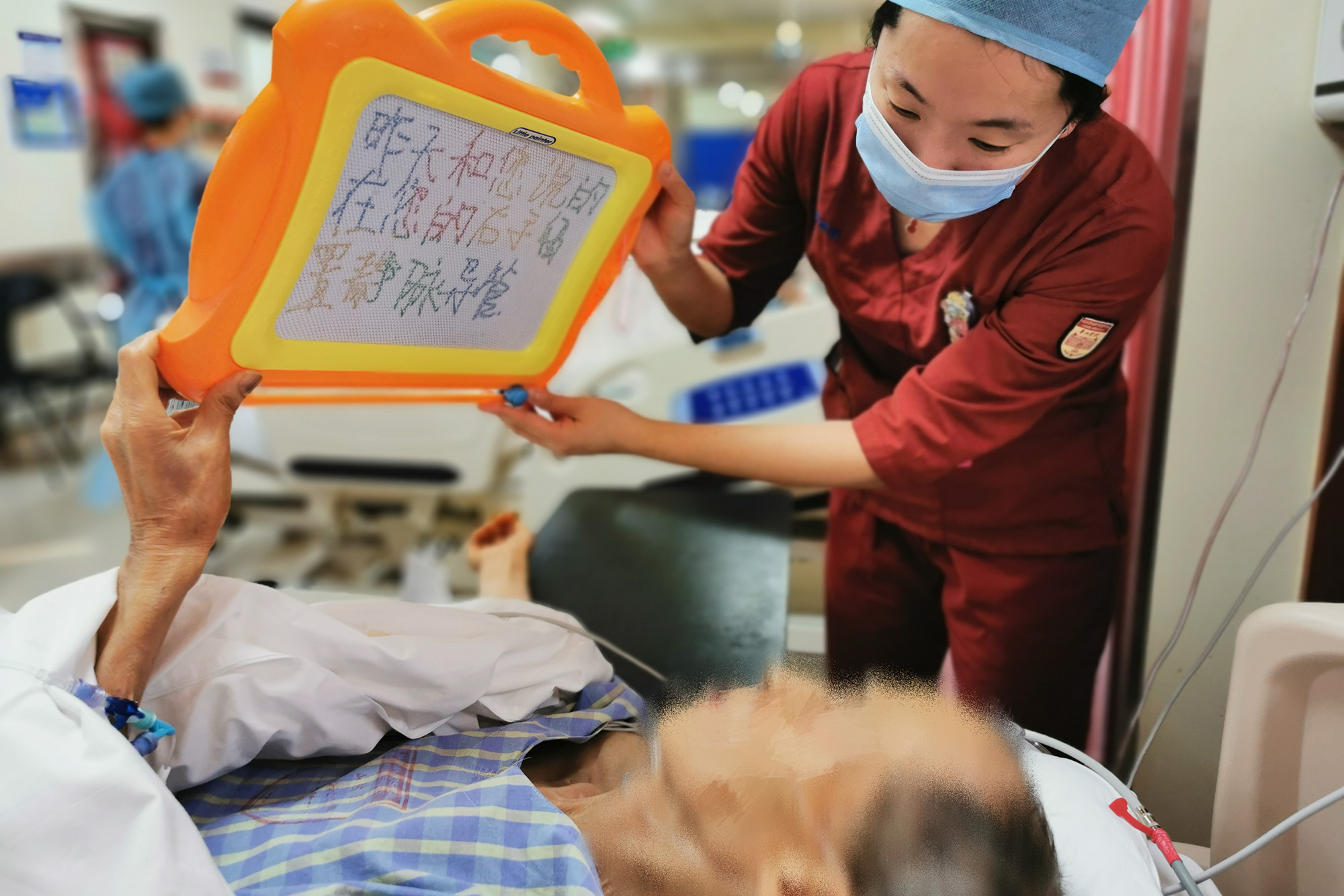 重症监护室里，写字板的温度 | 医学人文