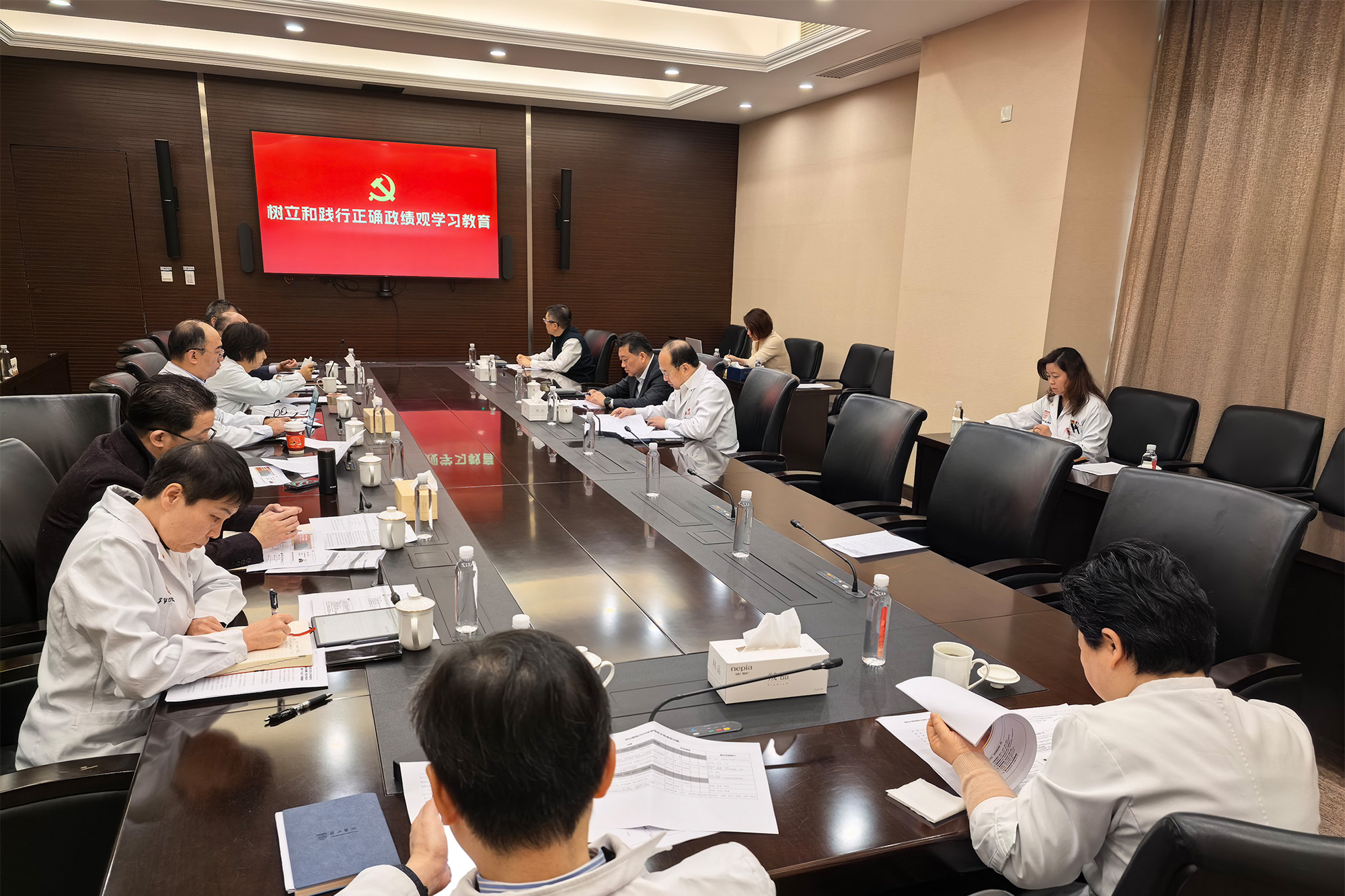 华山医院党委研究部署开展树立和践行正确政绩观学习教育