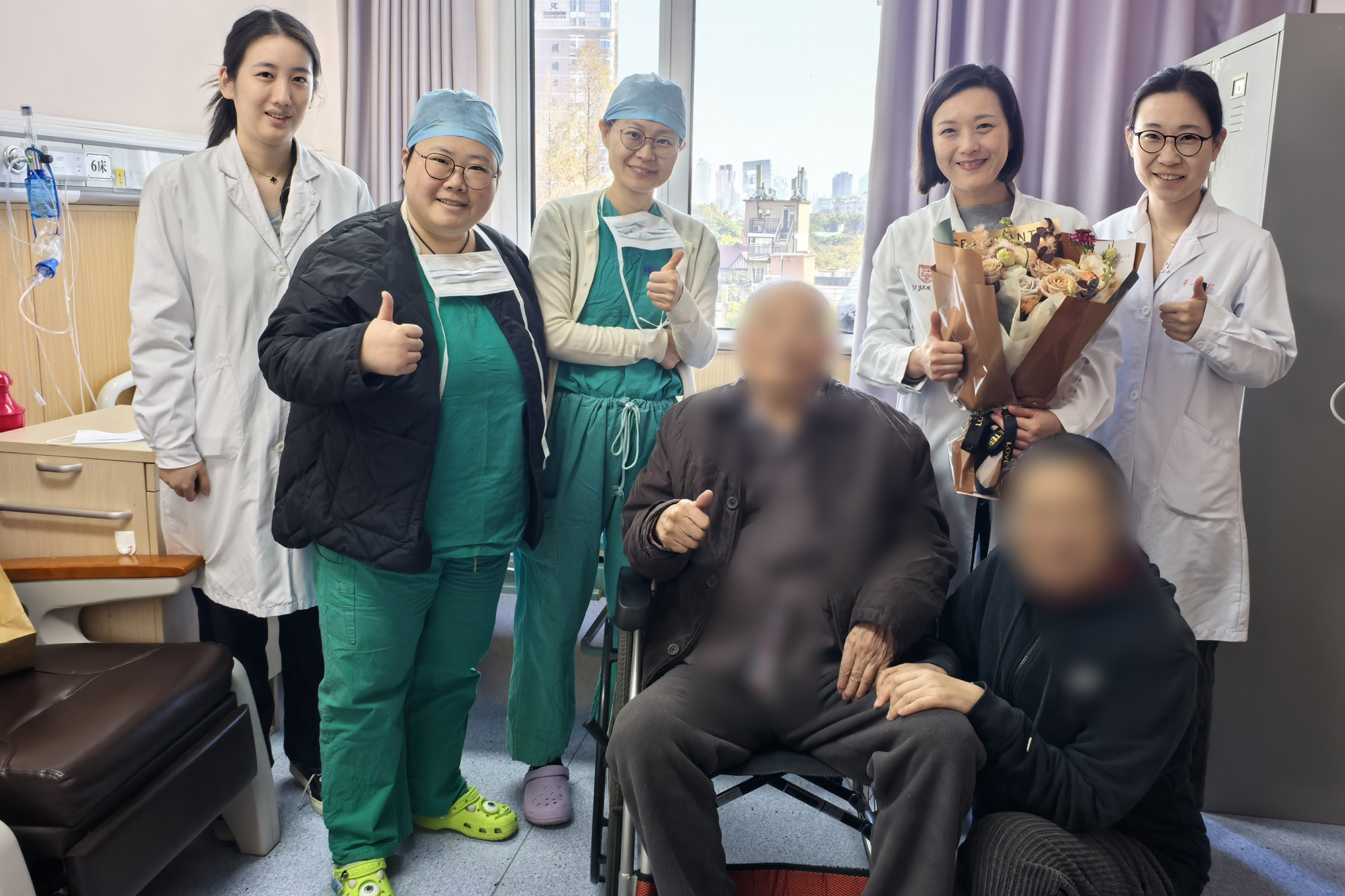 百岁老伯乳腺癌破溃出血，华山医院甲乳外科高难度手术解困