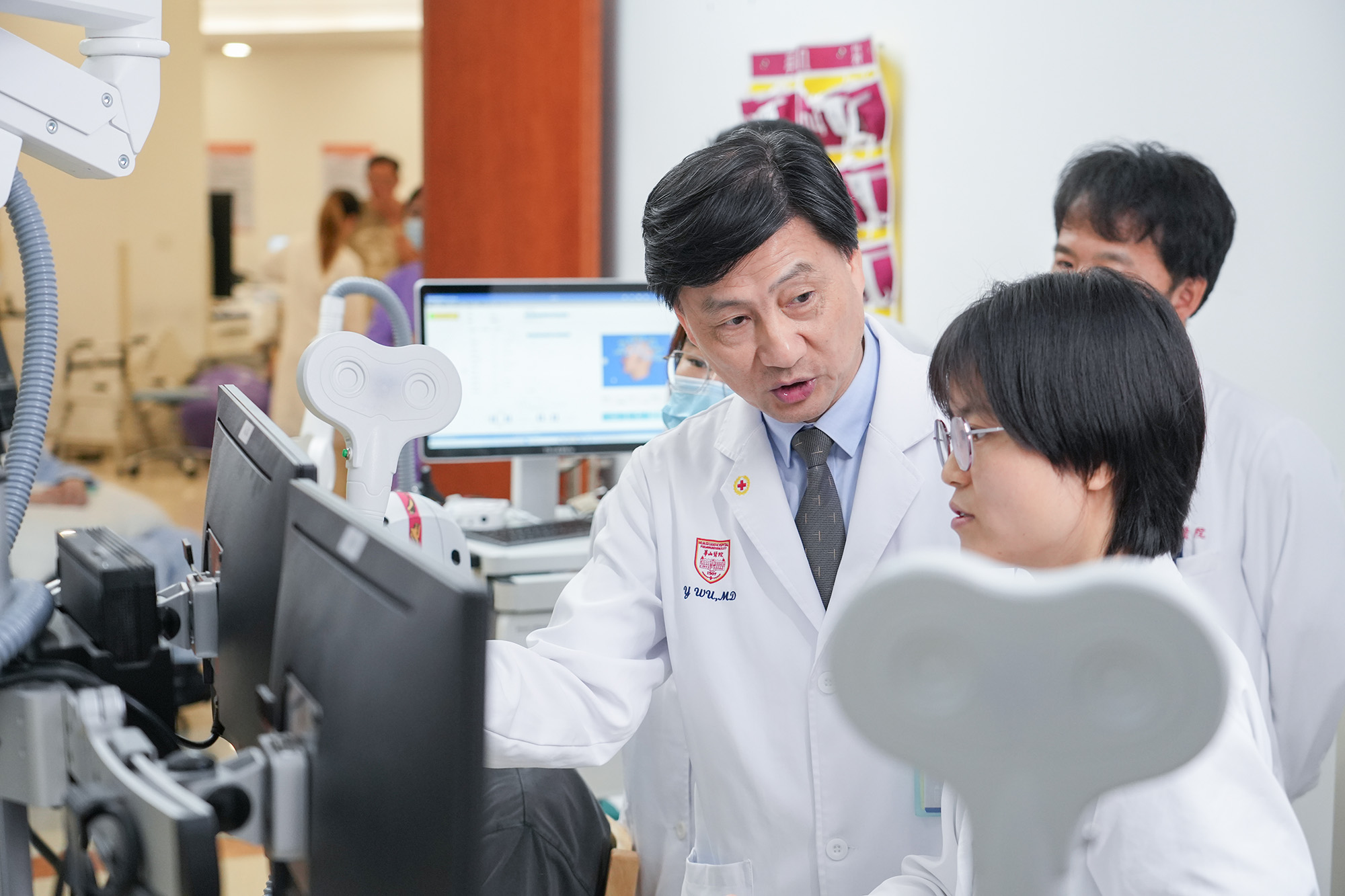 华山医院康复医学科吴毅教授获评第七届“白求恩式好医生”