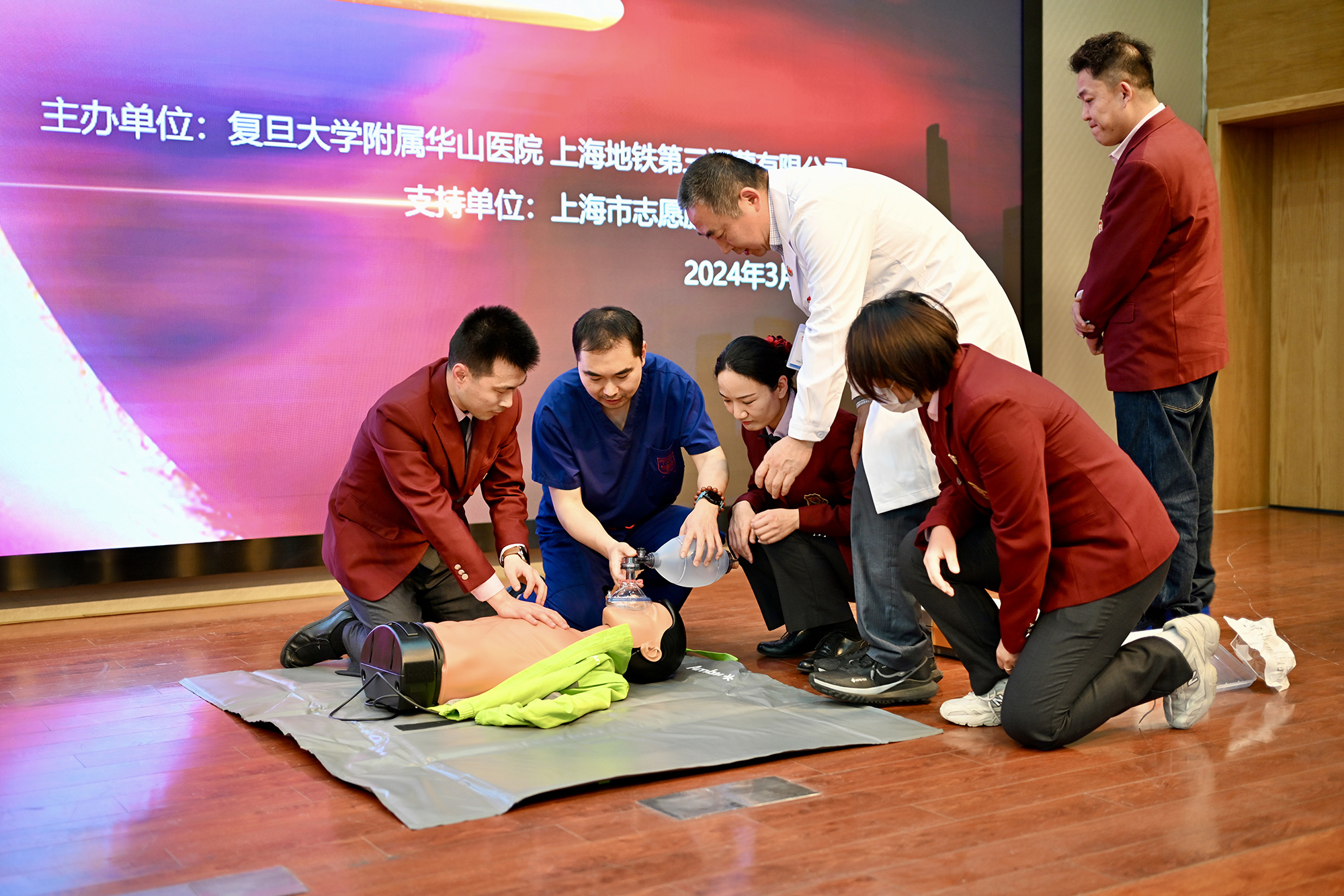 乘客地铁站突发心脏骤停，7号线联动华山医院实施急救