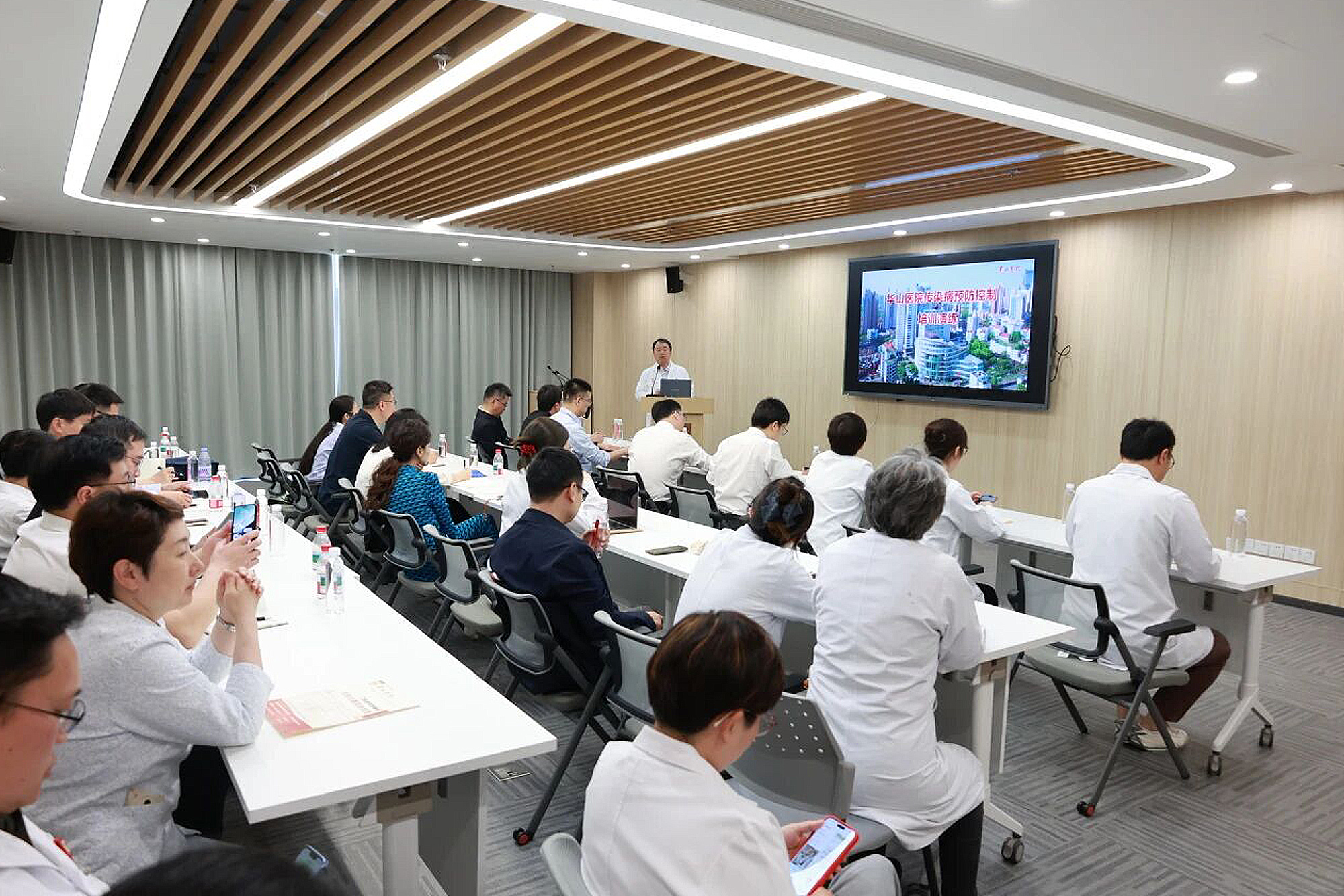 华山医院举行传染病应急防控演练