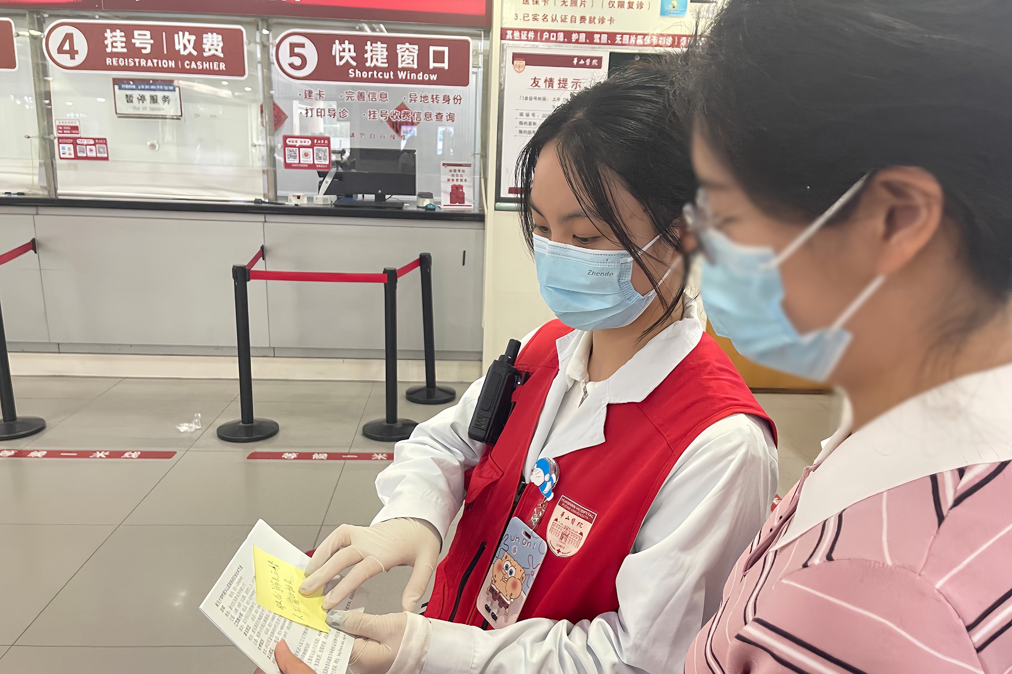 华山医院“红马甲”的口袋里，都藏了哪些宝贝？| 暖心服务