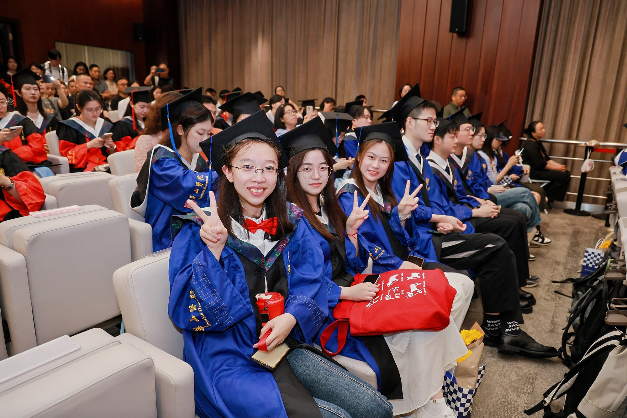 登峰研道，仁术报国丨复旦大学附属华山医院2026届学生毕业典礼举行